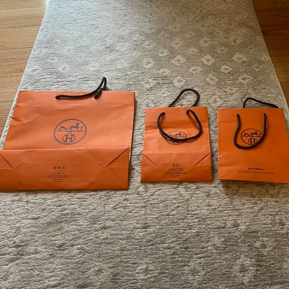 Hermes 3 reusable paper bags. 2 bass size 8.5x6 and 1 bag 12x11.5.